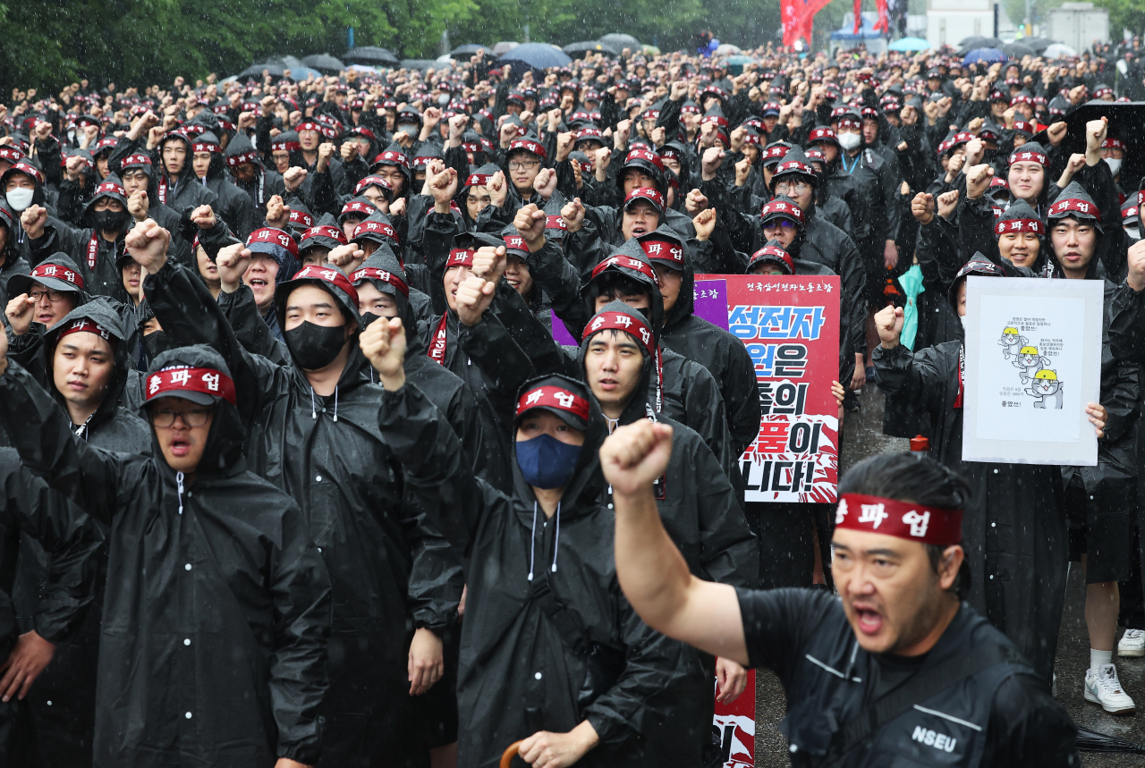 Samsung employees have resumed work after their strike did not result in any concessions. Korea